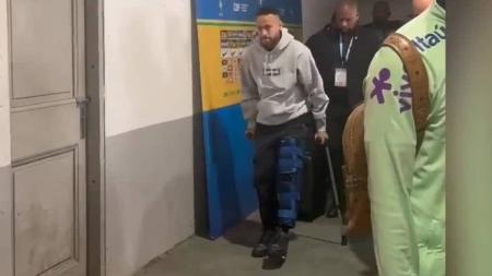 Neymar deixou Estádio Centenário de muletas