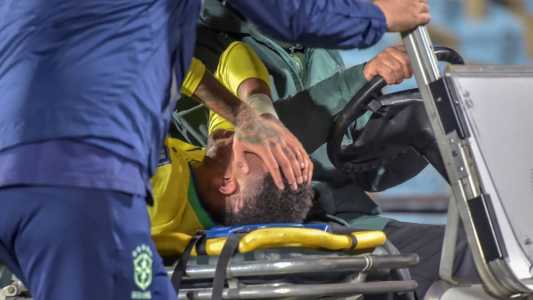 Neymar deixou o campo chorando ainda no primeiro tempo