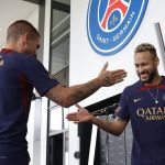 Neymar é liberado pelos médicos e volta a treinar com os companheiros do PSG