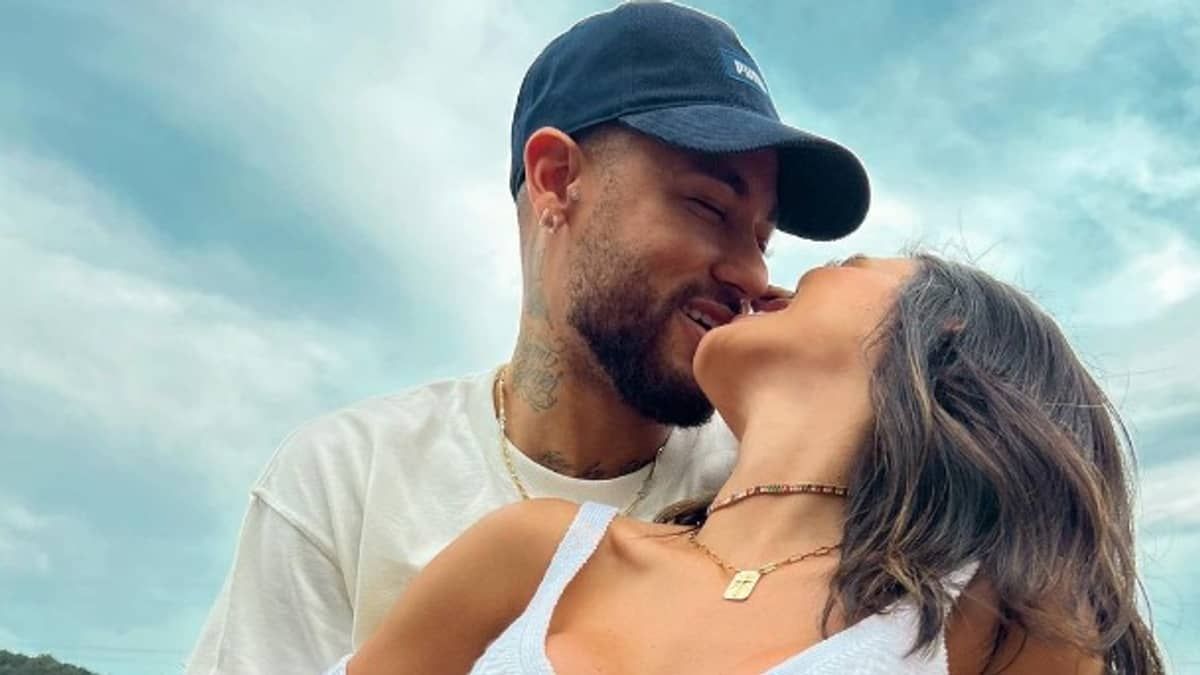 Neymar e Bruna Biancardi fecham hotel de luxo no Rio para chá revelação