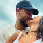 Neymar e Bruna Biancardi fecham hotel de luxo no Rio para chá revelação