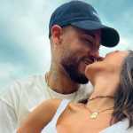 Neymar e Bruna Biancardi fecham hotel de luxo no Rio para chá revelação