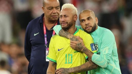 Neymar é consolado após derrota para a Croácia