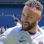 Neymar aparece em campo durante treino aberto do PSG; confira