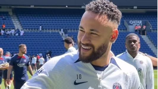 Neymar em campo durante treino aberto do PSG