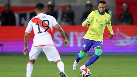 Neymar em campo pelo Brasil no duelo contra a Seleção Peruana