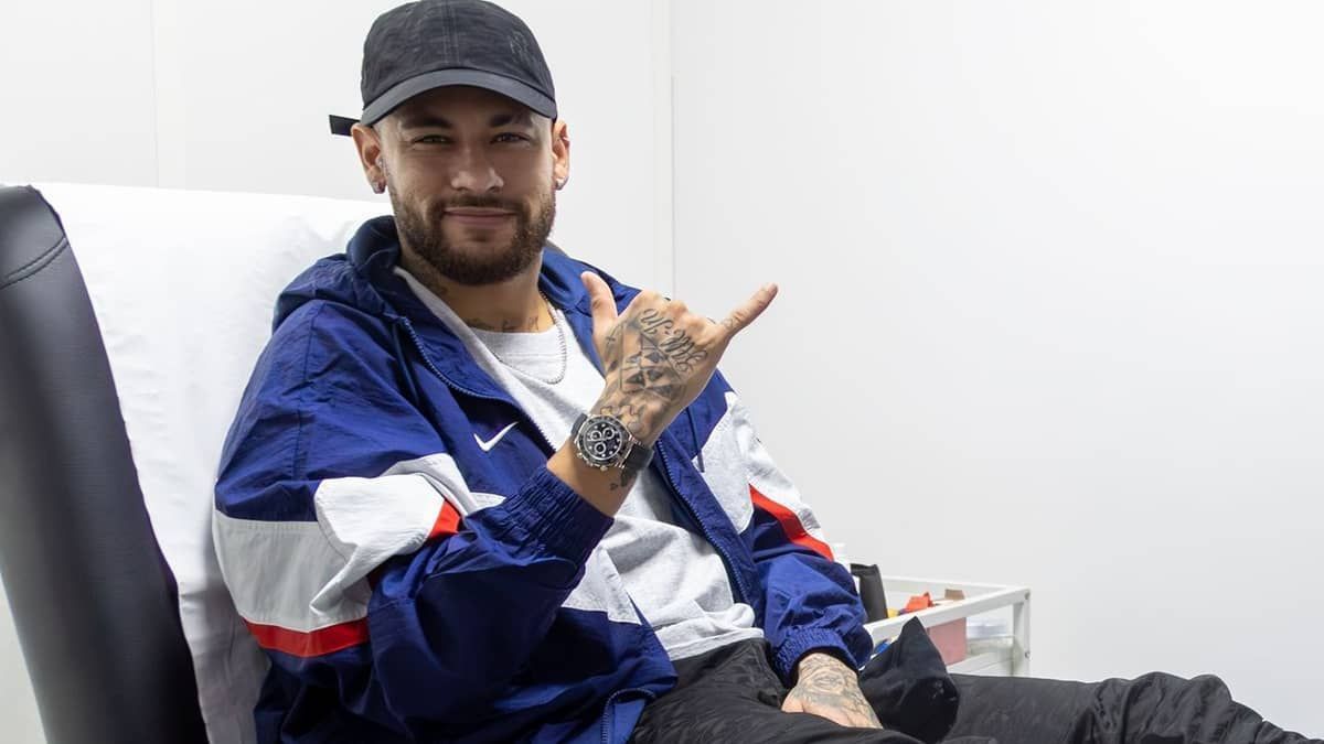 Neymar viaja para Barcelona e comemora título com ex-companheiros  