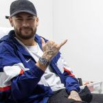 Neymar viaja para Barcelona e comemora título com ex-companheiros  