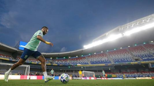 Neymar em treinamento da Seleção Brasileira no Mangueirão, em Belém