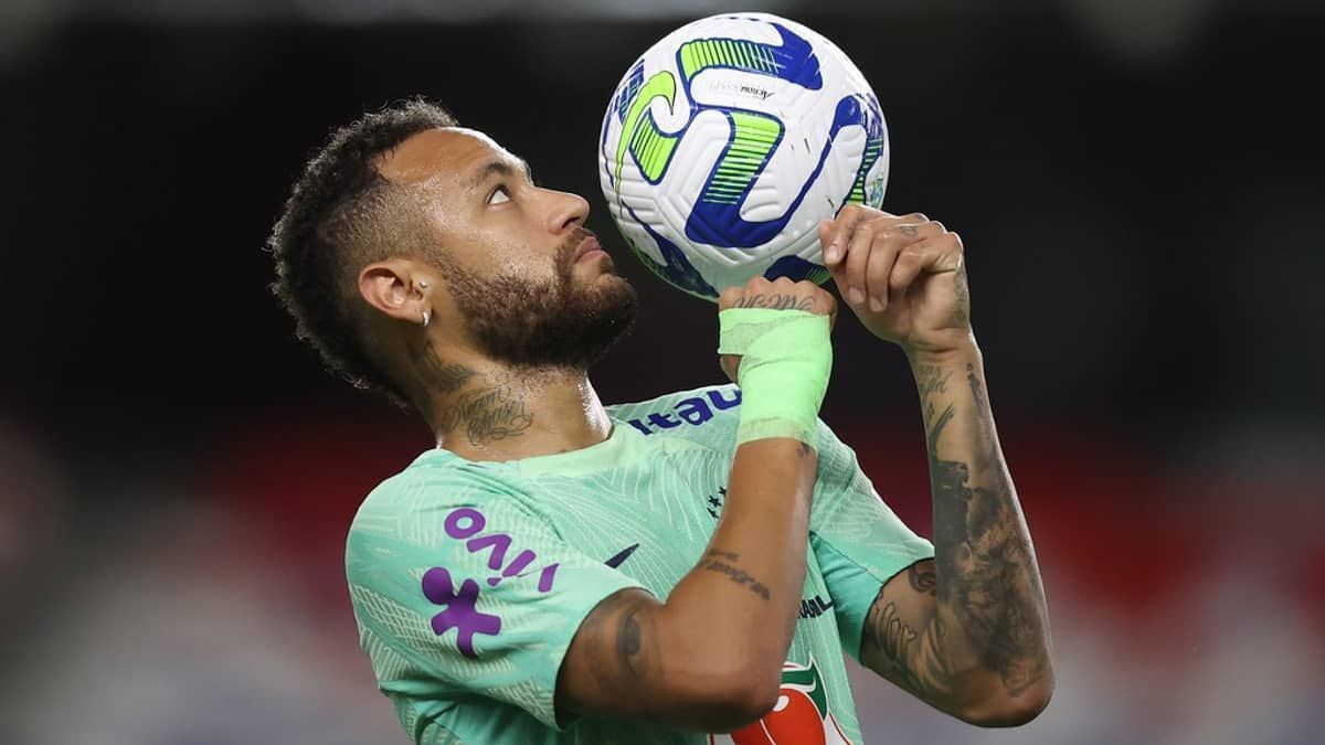 Neymar dá susto em treino da Seleção Brasileira, mas não preocupa