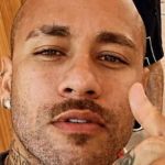 Neymar raspa a cabeça e exibe novo visual