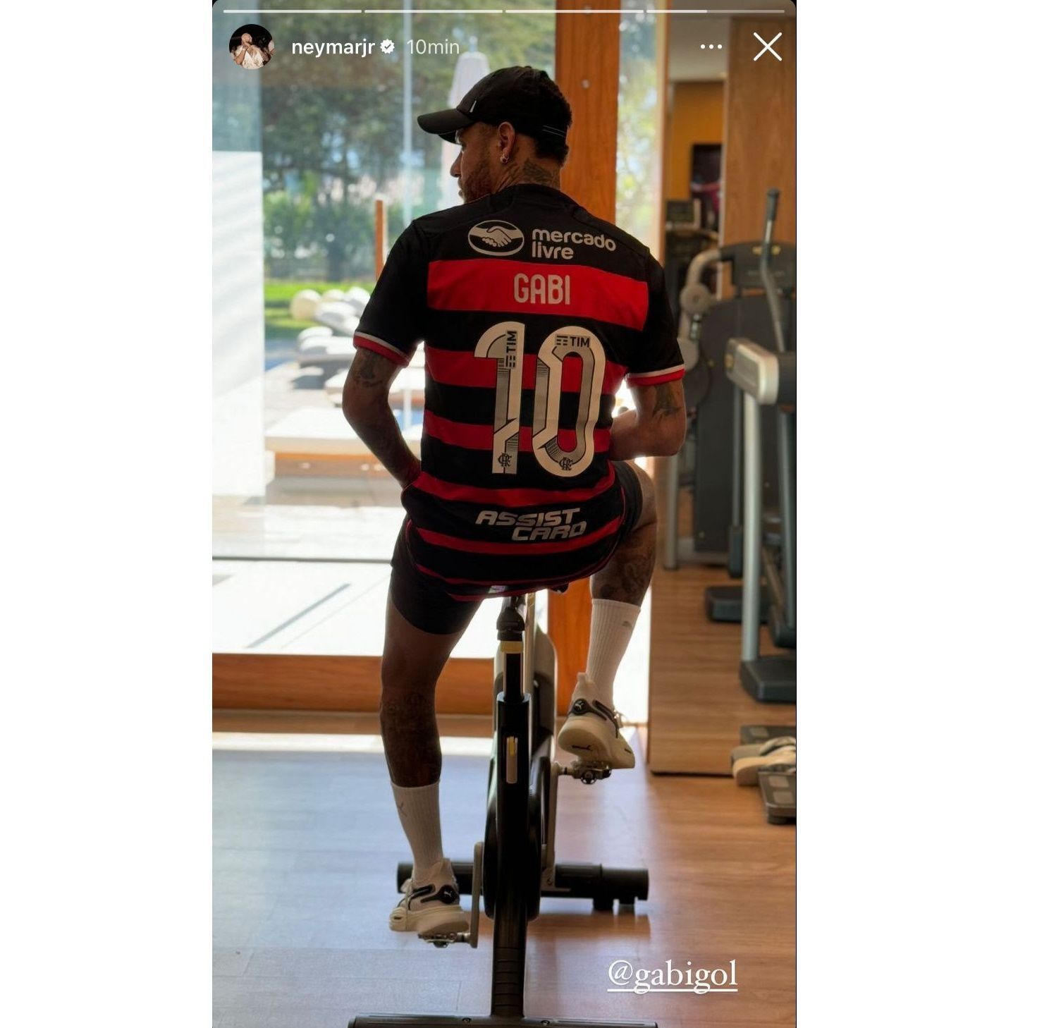 Neymar surpreende e publica foto com camisa de Gabigol em clube brasileiro