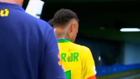 Neymar foi atingido por balde de pipoca na saída de campo após empate com a Venezuela