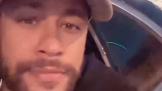 Neymar logo após sair de casa, em Riad, na Arábia Saudita