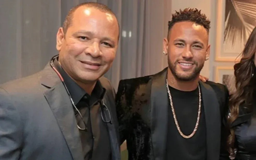 Pai de Neymar vai pagar fiança de Daniel Alves, diz jornal