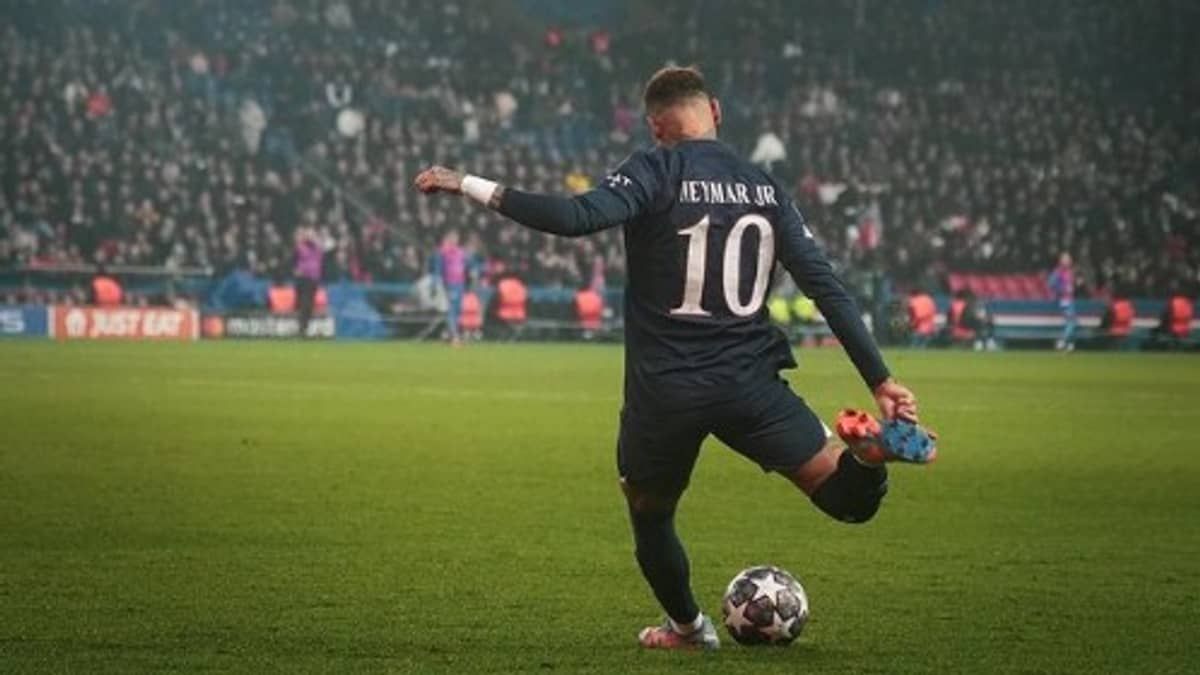 Neymar lamenta lesão no tornozelo 'de novo' e recebe mensagem de Mbappé