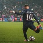 Neymar lamenta lesão no tornozelo 'de novo' e recebe mensagem de Mbappé