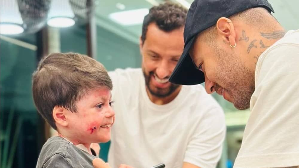 Pequeno Gui, torcedor símbolo do Vasco, se encontra com Neymar e Nenê