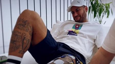 Neymar se recupera de cirurgia no joelho