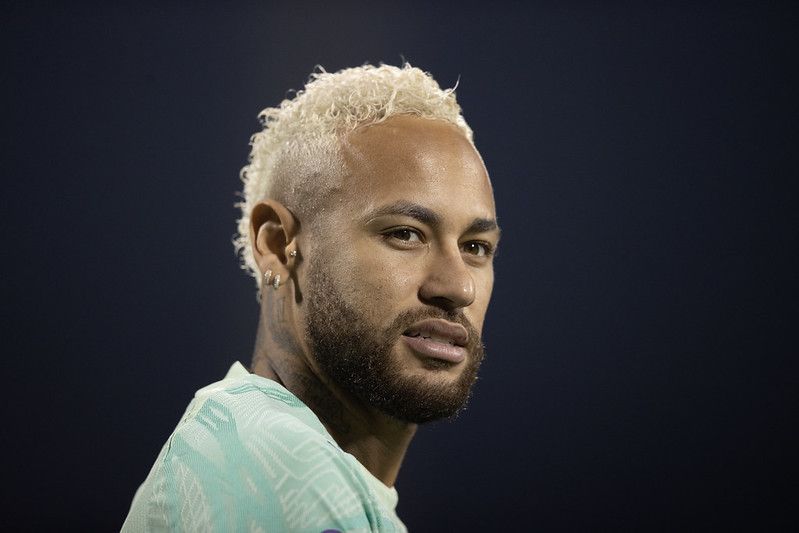 Húngara diz que Neymar é pai de sua filha, de 10 anos, e pede pensão de R$ 160 mil