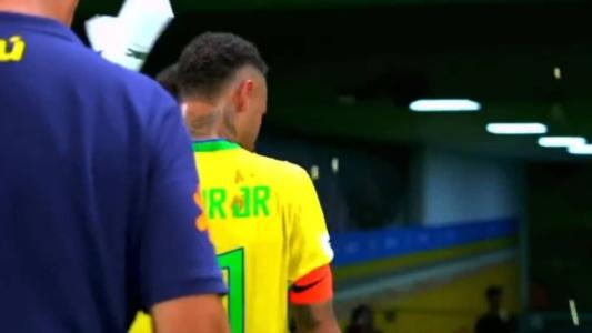 Neymar sendo acertado por torcedor após jogo pela Seleção Brasileira