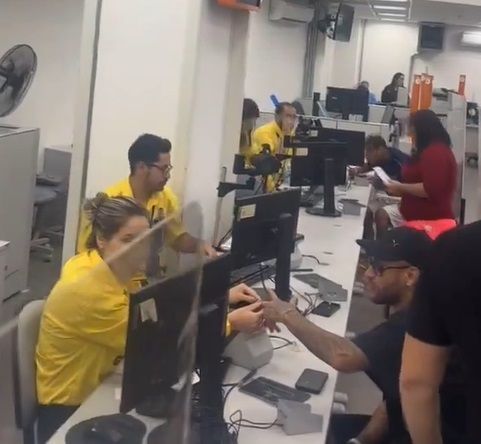 Neymar vai ao shopping renovar CNH e causa alvoroço; assista