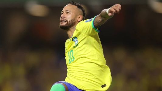 Neymar soca o ar, como Pelé fazia, ao passar o Rei como maior artilheiro da Seleção