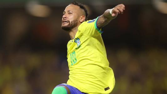 Neymar soca o ar, como Pelé fazia, ao passar o Rei como maior artilheiro da Seleção