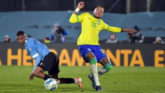 Neymar sofreu grave lesão no joelho esquerdo na derrota do Brasil para o Uruguai