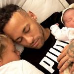 Fora por lesão, Neymar dá recado à Seleção Brasileira com foto da filha; veja