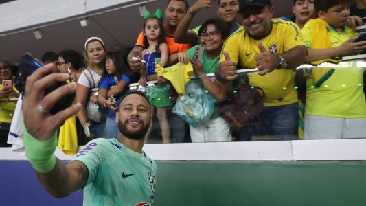 Neymar tietado por fãs após treino da Seleção Brasileira em Belém