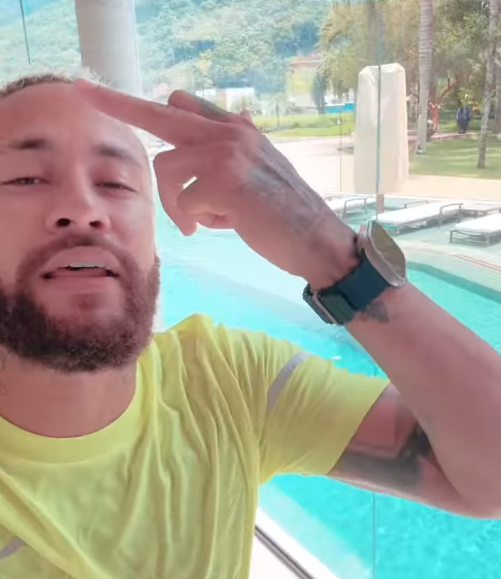 Chamado de ‘gordo’, Neymar mostra barriga e dispara: ‘Chupa haters’