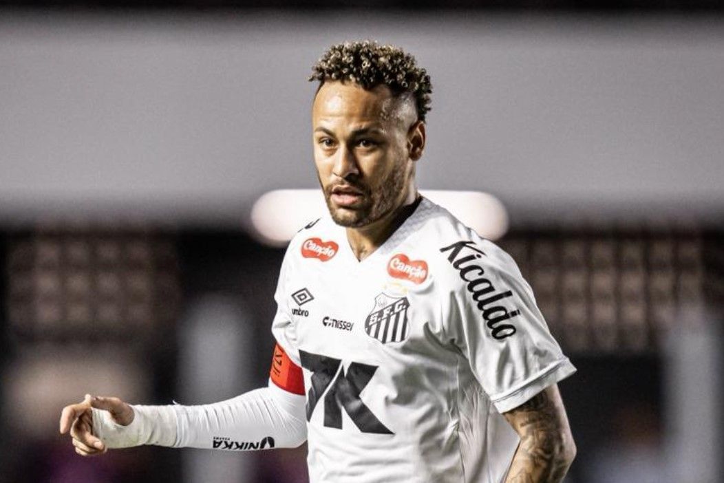 Neymar é preservado após sentir dores no joelho e desfalca o Santos diante do Inter
