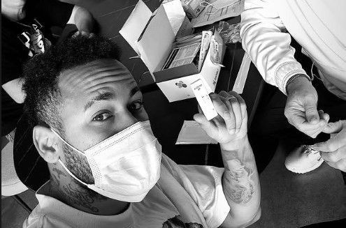Neymar diz que testou negativo para Covid-19 e brinca: 'Lili cantou'