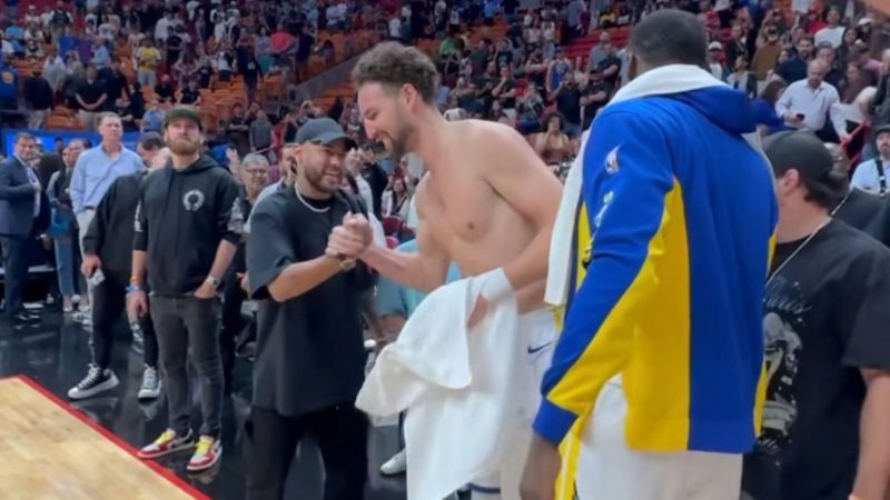 Em Miami, Neymar vai a jogo da NBA e ganha camisa de astro do Golden State