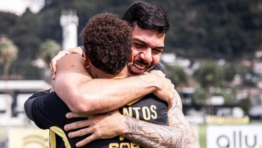 Goleiro João Paulo recebe abraço de Neymar durante treino do Santos