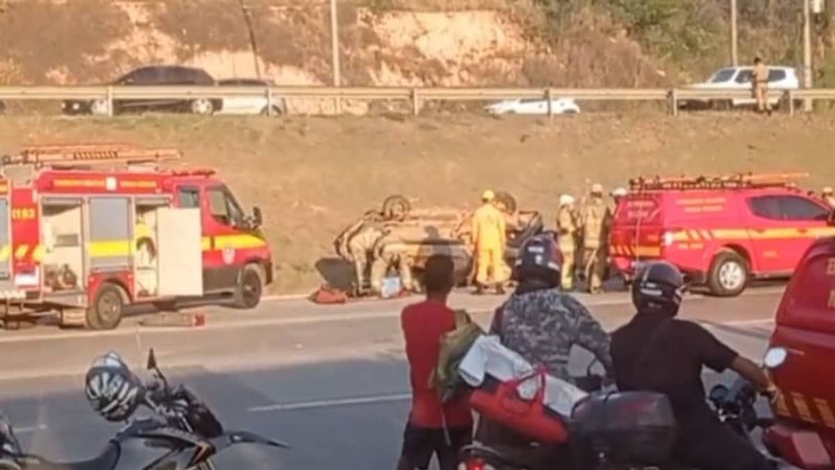 Vídeo: carro capota e duas pessoas ficam presas às ferragens na MG-10
