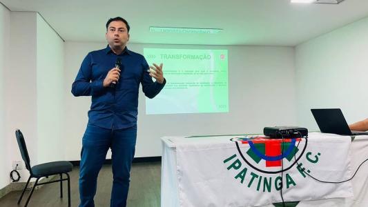 Nicanor Pires, presidente do Ipatinga, durante apresentação da venda da SAF do Ipatinga