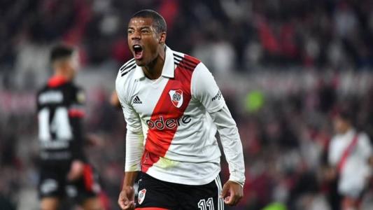 Nico De La Cruz em ação pelo River Plate no Monumental de Ñunez