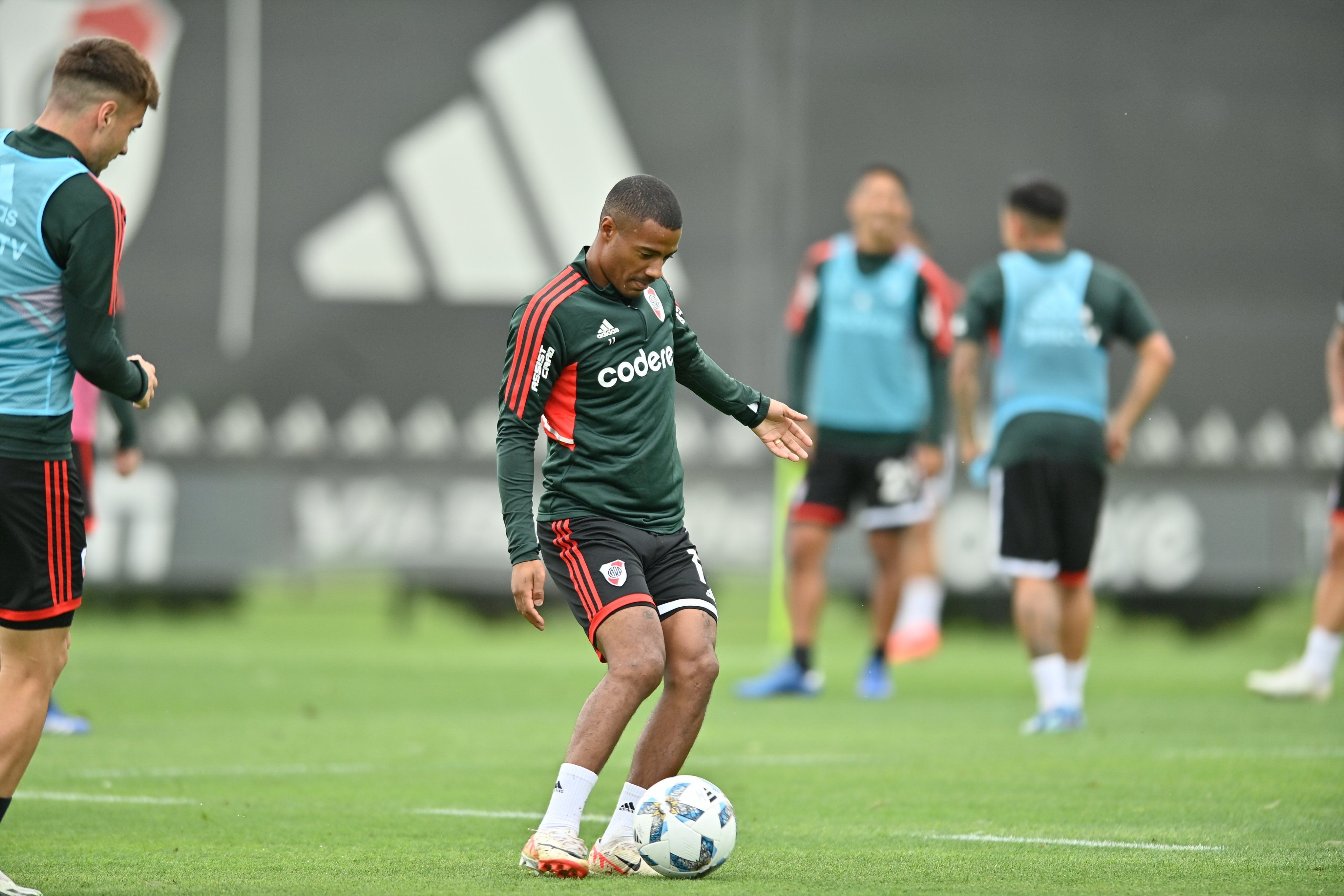 Flamengo de olho em De La Cruz, à disposição do River Plate para decisão