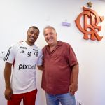 Zico recepciona De La Cruz em visita ao CT do Flamengo; veja imagens