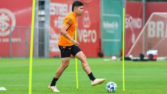 Nico Hernández deve entrar na titular na lateral-esquerda