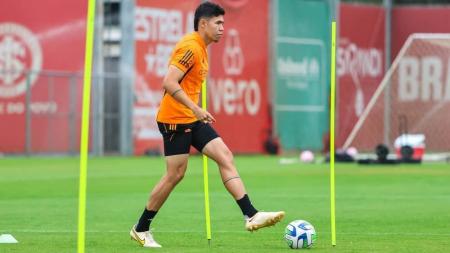 Nico Hernández deve entrar na titular na lateral-esquerda