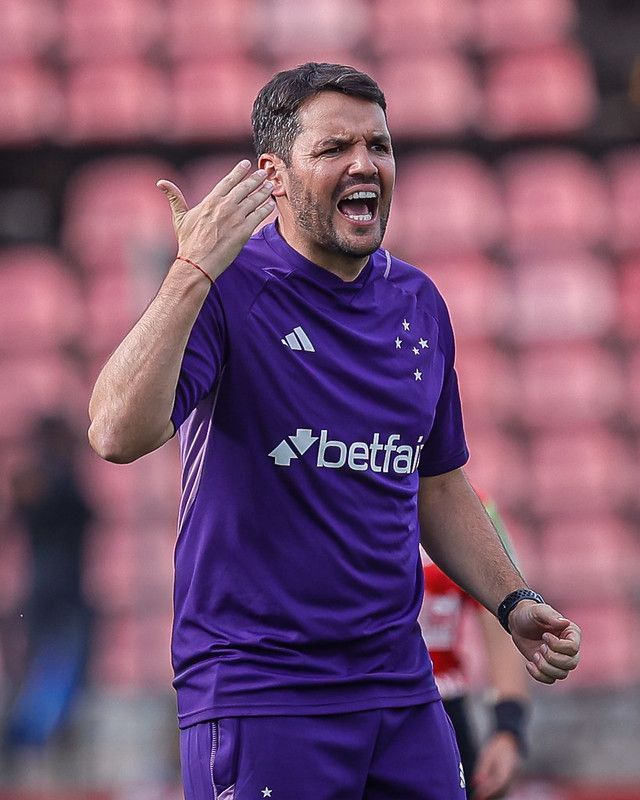 Técnico do Cruzeiro, Larcamón comenta sobre 'time ideal' e busca por reforços
