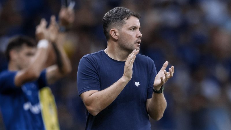 Larcamón busca feito inédito no Cruzeiro nas finais do Campeonato Mineiro