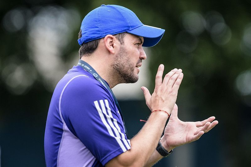 Capitão do time sub-20 do Cruzeiro é promovido e faz primeiro treino com Larcamón
