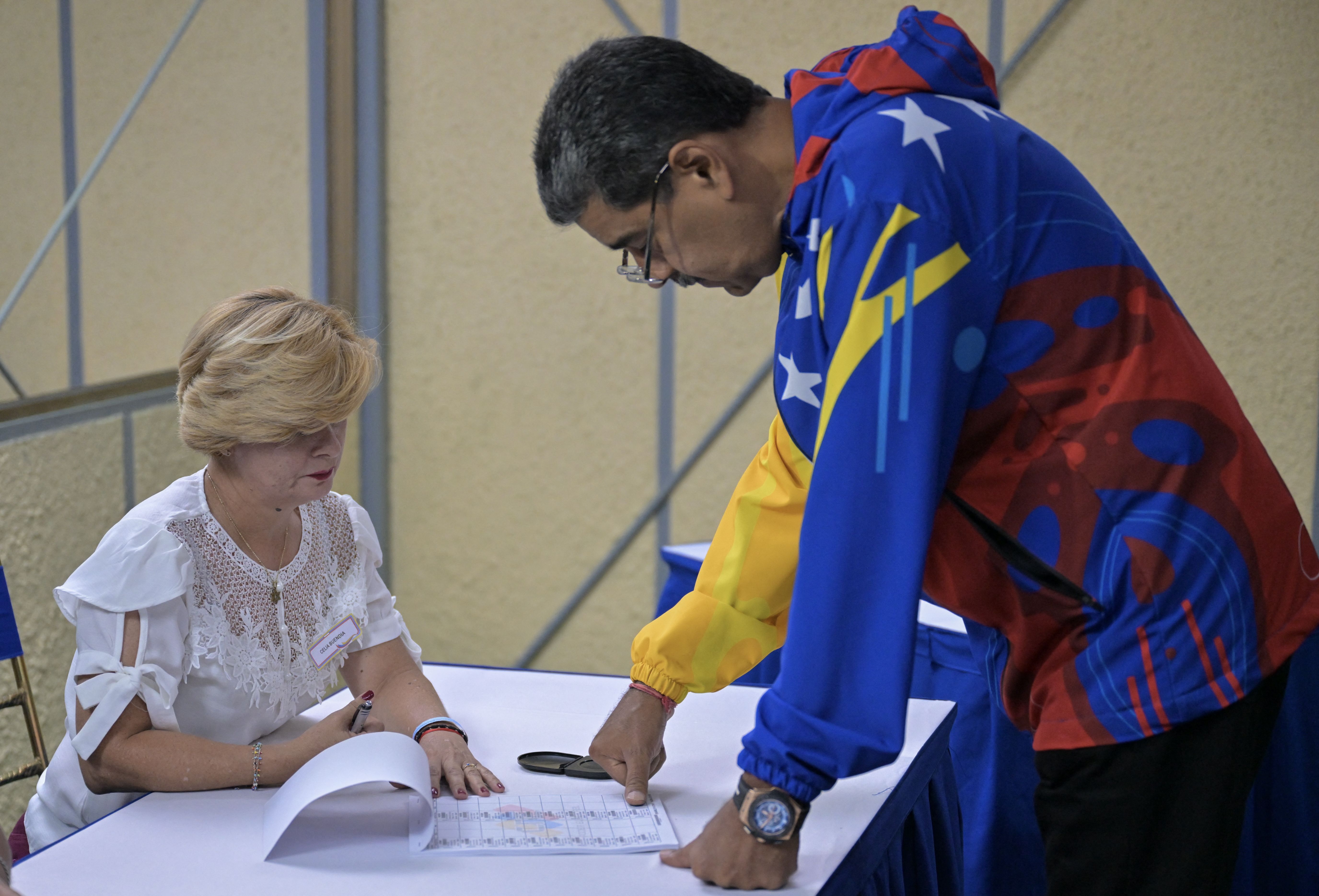 Nicolás Maduro vota em eleição presidencial e diz que reconhecerá resultado