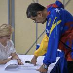 Nicolás Maduro vota em eleição presidencial e diz que reconhecerá resultado