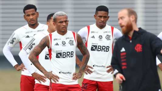 Nicolás Maidana, de casaco preto, em atividade do Flamengo no Ninho do Urubu