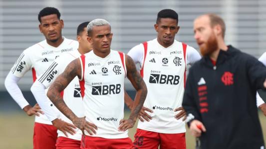 Nicolás Maidana, de casaco preto, em atividade do Flamengo no Ninho do Urubu